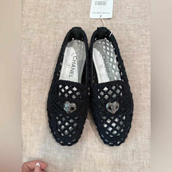 New with box CHANEL Black Crochet Loafers with Heart interlocking, size 37,5 - Picture 10 of 16